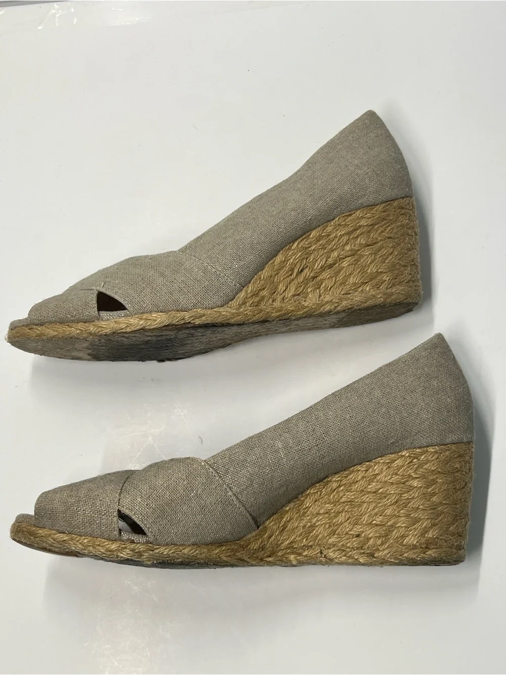 Adrienne Vittadini Women’s Size 8.5 Beige Gold Slip On 3” Wedge